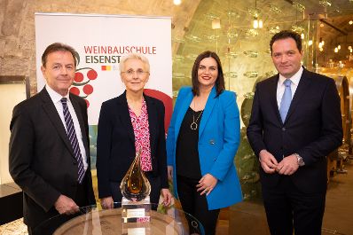 Bundesminister Norbert Totschnig besuchte gemeinsam mit Pr&auml;sident der Burgenl&auml;ndischen Landwirtschaftskammer Nikolaus Berlakovich die Weinbauschule Eisenstadt.