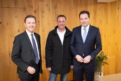 Bundesminister Norbert Totschnig besuchte gemeinsam mit Pr&auml;sident der Burgenl&auml;ndischen Landwirtschaftskammer Nikolaus Berlakovich die Weinbauschule Eisenstadt.