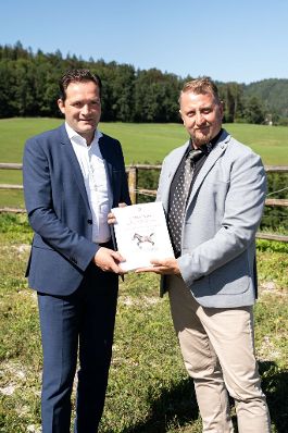 Das Lipizzanergest&uuml;t Piber ist ein Vorzeigebeispiel f&uuml;r innovative Kreislaufwirtschaft. Landwirtschaftsminister Norbert Totschnig machte sich pers&ouml;nlich ein Bild von der Bewirtschaftung und &uuml;bernahm die Ehrenpatenschaft f&uuml;r das erste Fohlen des Jahres 2022.