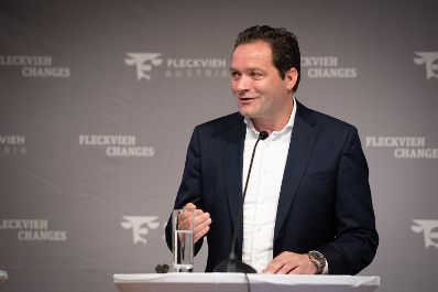 Beim Kongress haben Landwirtschaftsminister Norbert Totschnig, Landwirtschaftskammer &Ouml;sterreich (LK&Ouml;)-Pr&auml;sident Josef Moosbrugger, Sebastian Auernig, Obmann von Fleckvieh Austria, und Boku-Experte Stefan H&ouml;rtenhuber die Situation der heimischen Fleckvieh-Zucht skizziert.