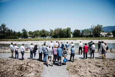 Lokalaugenschein mit Bundesminister Totschnig und dem Vorarlberger Landesrat Gantner beim Hochwasserschutzprojekt an der Bregenzerach.