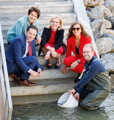 Landwirtschaftsminister Norbert Totschnig, Klimaministerin Leonore Gewessler, Innovationsstadtr&auml;tin Ulli Sima und BOKU Rektorin Eva Schulev-Steindl haben gemeinsam St&ouml;re in die Donau ausgesetzt. Im Rahmen des Projekts &quot;LIFE Boat 4 Sturgeon&quot; sollen vier gef&auml;hrdete St&ouml;rarten vor dem Aussterben bewahrt werden.