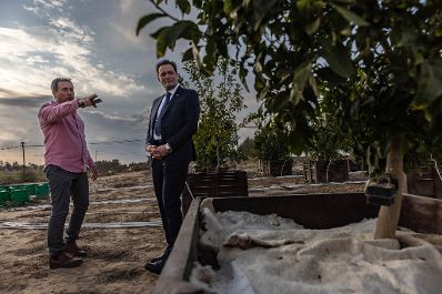 Im Sinne des internationalen Austauschs reiste Landwirtschaftsminister Norbert Totschnig nach Israel, um sich ein Bild von zwei erfolgreichen Projekten zu machen. Das Gilat Research Center for Arid &amp; Semi-Arid Agricultural Research und Farm geh&ouml;rt zu der landwirtschaftlichen Forschungsorganisation des israelischen Landwirtschaftsministeriums. Weiters besuchte Totschnig Kibbuz Hatzerim in der Negev, wo durch die Firma Netafim eine innovative Tr&ouml;pfchenbew&auml;sserung entwickelt wurde.