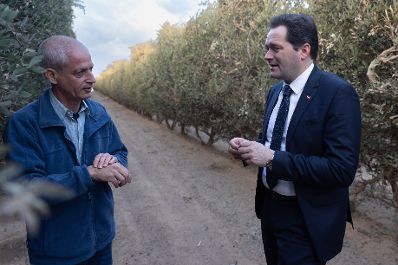 Im Sinne des internationalen Austauschs reiste Landwirtschaftsminister Norbert Totschnig nach Israel, um sich ein Bild von zwei erfolgreichen Projekten zu machen. Das Gilat Research Center for Arid &amp; Semi-Arid Agricultural Research und Farm geh&ouml;rt zu der landwirtschaftlichen Forschungsorganisation des israelischen Landwirtschaftsministeriums. Weiters besuchte Totschnig Kibbuz Hatzerim in der Negev, wo durch die Firma Netafim eine innovative Tr&ouml;pfchenbew&auml;sserung entwickelt wurde.