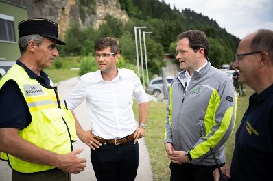 Bundeskanzler Karl Nehammer und Bundesminister Norbert Totschnig machten sich am 1. Juli ein Bild von der Lage vor Ort im Katastrophengebiet Treffen in K&auml;rnten.