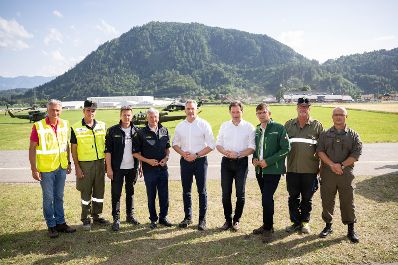 Bundeskanzler Karl Nehammer und Bundesminister Norbert Totschnig machten sich am 1. Juli ein Bild von der Lage vor Ort im Katastrophengebiet Treffen in K&auml;rnten.