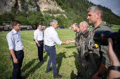 Bundeskanzler Karl Nehammer und Bundesminister Norbert Totschnig machten sich am 1. Juli ein Bild von der Lage vor Ort im Katastrophengebiet Treffen in K&auml;rnten.
