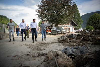 Bundeskanzler Karl Nehammer und Bundesminister Norbert Totschnig machten sich am 1. Juli ein Bild von der Lage vor Ort im Katastrophengebiet Treffen in K&auml;rnten.