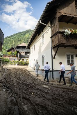 Bundeskanzler Karl Nehammer und Bundesminister Norbert Totschnig machten sich am 1. Juli ein Bild von der Lage vor Ort im Katastrophengebiet Treffen in K&auml;rnten.
