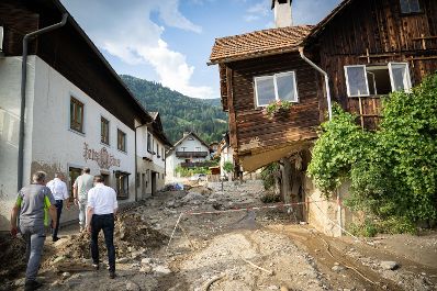 Bundeskanzler Karl Nehammer und Bundesminister Norbert Totschnig machten sich am 1. Juli ein Bild von der Lage vor Ort im Katastrophengebiet Treffen in K&auml;rnten.