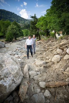 Bundeskanzler Karl Nehammer und Bundesminister Norbert Totschnig machten sich am 1. Juli ein Bild von der Lage vor Ort im Katastrophengebiet Treffen in K&auml;rnten.