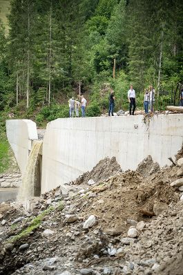 Bundeskanzler Karl Nehammer und Bundesminister Norbert Totschnig machten sich am 1. Juli ein Bild von der Lage vor Ort im Katastrophengebiet Treffen in K&auml;rnten.