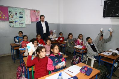 Im Rahmen seiner Reise in den Libanon besichtigte Landwirtschaftsminister Totschnig die Einrichtungen des World Food Programmes. Im Bild: Besuch einer Schule des WFP.