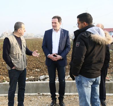 Im Rahmen seiner Reise in den Libanon besichtigte Landwirtschaftsminister Totschnig die Einrichtungen des World Food Programmes. Im Bild: Besuch einer informellen Zeltsiedlung.