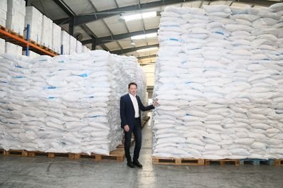 Im Rahmen seiner Reise in den Libanon besichtigte Landwirtschaftsminister Totschnig die Einrichtungen des World Food Programmes. Im Bild: Besuch im Warenhaus mit Lebensmittelpaketen.