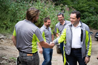 Im Fr&uuml;hjahr und Sommer 2021 kam es im Osttiroler Grafenbach zu Gro&szlig;rutschungen von 14 Hektar. Um die Bev&ouml;lkerung k&uuml;nftig noch besser zu sch&uuml;tzen, hat die Wildbach- und Lawinenverbauung des Landwirtschaftsministeriums mit einem neuen Bauprojekt begonnen.