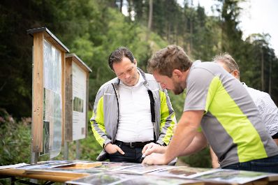 Im Fr&uuml;hjahr und Sommer 2021 kam es im Osttiroler Grafenbach zu Gro&szlig;rutschungen von 14 Hektar. Um die Bev&ouml;lkerung k&uuml;nftig noch besser zu sch&uuml;tzen, hat die Wildbach- und Lawinenverbauung des Landwirtschaftsministeriums mit einem neuen Bauprojekt begonnen.