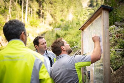 Im Fr&uuml;hjahr und Sommer 2021 kam es im Osttiroler Grafenbach zu Gro&szlig;rutschungen von 14 Hektar. Um die Bev&ouml;lkerung k&uuml;nftig noch besser zu sch&uuml;tzen, hat die Wildbach- und Lawinenverbauung des Landwirtschaftsministeriums mit einem neuen Bauprojekt begonnen.