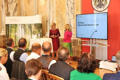 Bundesminister Nobert Totschnig zeichnete am 3. Oktober 2022 sieben Preistr&auml;gerinnen und Preistr&auml;ger mit dem &Ouml;sterreichischen Staatspreis Wald in sechs Kategorien aus. Zudem wurde Peter Kar der Staatspreis f&uuml;r sein Lebenswerk verliehen.
