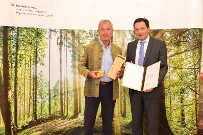 Bundesminister Nobert Totschnig zeichnete am 3. Oktober 2022 Florian Fritsch aus Gunskirchen (Ober&ouml;sterreich) in der Kategorie &quot;Nachhaltige Waldbewirtschaftung&quot; f&uuml;r sein Projekt &bdquo;15 Jahre nach Kyrill&ldquo; mit dem Staatspreis Wald 2022 aus.