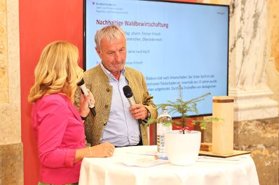 Bundesminister Nobert Totschnig zeichnete am 3. Oktober 2022 Florian Fritsch aus Gunskirchen (Ober&ouml;sterreich) in der Kategorie &quot;Nachhaltige Waldbewirtschaftung&quot; f&uuml;r sein Projekt &bdquo;15 Jahre nach Kyrill&ldquo; mit dem Staatspreis Wald 2022 aus.