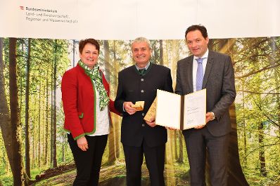 Bundesminister Nobert Totschnig zeichnete am 3. Oktober 2022 Michael Kuhrn aus Innermanzing (Nieder&ouml;sterreich) in der Kategorie &quot;Klimaangepasste Waldbewirtschaftung&quot; f&uuml;r sein Projekt &bdquo;Biodiverser klimafitter Dauerwald&ldquo; mit dem Staatspreis Wald 2022 aus.