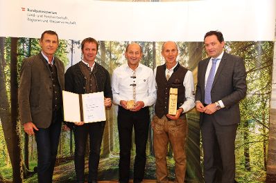 Bundesminister Nobert Totschnig zeichnete am 3. Oktober 2022 die Jagdgenossenschaft M&ouml;ggers aus Vorarlberg in der Kategorie &quot;Wald-Wild-Management&quot; mit dem Staatspreis Wald 2022 aus. Die Jagdgenossenschaft hat Erfolge in der Waldverj&uuml;ngung durch 32 Jahre Eigenbewirtschaftung der Jagd erarbeitet.