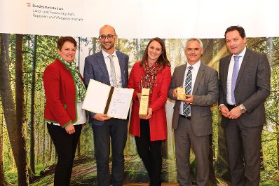Bundesminister Nobert Totschnig zeichnete am 3. Oktober 2022 den &bdquo;Verein zur F&ouml;rderung der Klimaschutzfunktion der W&auml;lder Waldsetzen.jetzt&ldquo; aus Gro&szlig;-Siegharts (Nieder&ouml;sterreich) in der Kategorie &quot;Innovation&quot; mit dem Staatspreis Wald 2022 aus. Land- und forstwirtschaftsfremde Personen helfen Waldbesitzern und Waldbesitzerinnen durch das Setzen junger B&auml;ume ihre W&auml;lder klimafitter zu gestalten und zerst&ouml;rte Waldfl&auml;chen wieder aufzuforsten.