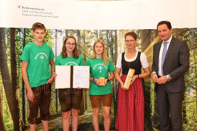 Bundesminister Nobert Totschnig zeichnete am 3. Oktober 2022 die Mittelschule Martinsberg (Nieder&ouml;sterreich) in der Kategorie &quot;Jugend&quot; f&uuml;r das Projekt &bdquo;Wald der Zukunft&ldquo; mit dem Staatspreis Wald 2022 aus.