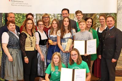 Bundesminister Nobert Totschnig zeichnete am 3. Oktober 2022 sieben Preistr&auml;gerinnen und Preistr&auml;ger mit dem &Ouml;sterreichischen Staatspreis Wald in sechs Kategorien aus. Zudem wurde Peter Kar der Staatspreis f&uuml;r sein Lebenswerk verliehen.