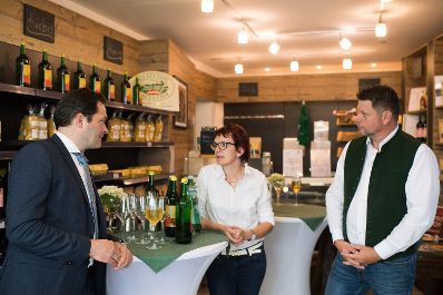 Am 29.05.2022 zeichnete Bundesminister Norbert Totschnig in Ansfelden einen AMA-Genussbetrieb aus.
