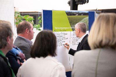 Im Burgenland diskutierte Bundesminister Norbert Totschnig mit Expertinnen und Experten &uuml;ber die Inhalte der neuen GAP sowie die Sicherstellung der Versorgungssicherheit.
