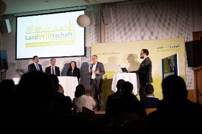 Im Burgenland diskutierte Bundesminister Norbert Totschnig mit Expertinnen und Experten &uuml;ber die Inhalte der neuen GAP sowie die Sicherstellung der Versorgungssicherheit.