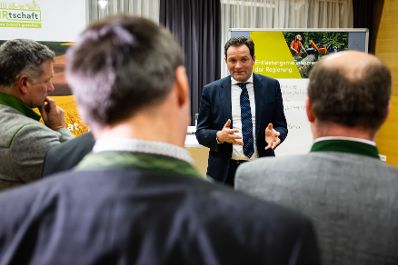 In Ober&ouml;sterreich diskutierte Bundesminister Norbert Totschnig mit Expertinnen und Experten &uuml;ber die Inhalte der neuen GAP sowie die Sicherstellung der Versorgungssicherheit.