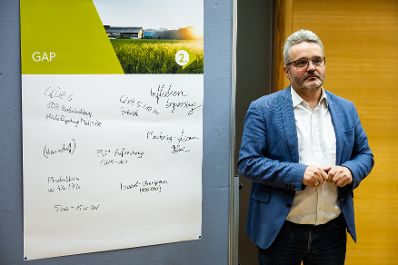 In Ober&ouml;sterreich diskutierte Bundesminister Norbert Totschnig mit Expertinnen und Experten &uuml;ber die Inhalte der neuen GAP sowie die Sicherstellung der Versorgungssicherheit.