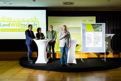 In Ober&ouml;sterreich diskutierte Bundesminister Norbert Totschnig mit Expertinnen und Experten &uuml;ber die Inhalte der neuen GAP sowie die Sicherstellung der Versorgungssicherheit.