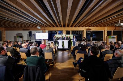 In Tirol diskutierte Bundesminister Norbert Totschnig mit Expertinnen und Experten &uuml;ber die Inhalte der neuen GAP sowie die Sicherstellung der Versorgungssicherheit.