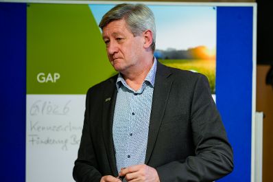 In der Steiermark diskutierte Bundesminister Norbert Totschnig mit Expertinnen und Experten &uuml;ber die Inhalte der neuen GAP sowie die Sicherstellung der Versorgungssicherheit.