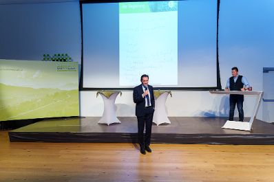 In der Steiermark diskutierte Bundesminister Norbert Totschnig mit Expertinnen und Experten &uuml;ber die Inhalte der neuen GAP sowie die Sicherstellung der Versorgungssicherheit.