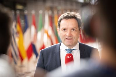 Im Rahmen seiner Teilnahme am EU-Agrarrat tauschte sich Bundesminister Norbert Totschnig mit Amtskolleginnen und Amtskollegen sowie dem EU-Landwirtschaftskommissar u. a. &uuml;ber die aktuelle Lage der Agrarm&auml;rkte aus.