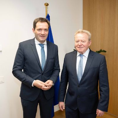 Im Rahmen seiner Teilnahme am EU-Agrarrat tauschte sich Bundesminister Norbert Totschnig mit Amtskolleginnen und Amtskollegen sowie dem EU-Landwirtschaftskommissar u. a. &uuml;ber die aktuelle Lage der Agrarm&auml;rkte aus. Im Bild: Bundesminister Norbert Totschnig und Landwirtschaftskommissar Janusz Wojciechowski