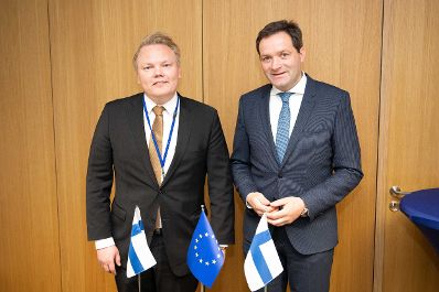 Im Rahmen seiner Teilnahme am EU-Agrarrat tauschte sich Bundesminister Norbert Totschnig mit Amtskolleginnen und Amtskollegen sowie dem EU-Landwirtschaftskommissar u. a. &uuml;ber die aktuelle Lage der Agrarm&auml;rkte aus. Im Bild: der finnische Landwirtschaftsminister Antti Kurvinen und Bundesminister Norbert Totschnig