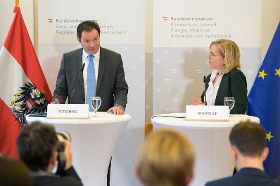 Biogene Rohstoffe: Klimaministerin Leonore Gewessler und Landwirtschaftsminister Norbert Totschnig stellten im Rahmen des ersten &bdquo;Bioeconomy Austria&ldquo;-Netzwerkempfangs bei einer Pressekonferenz den Aktionsplan Bio&ouml;konomie zur Umsetzung der Bio&ouml;konomiestrategie vor.