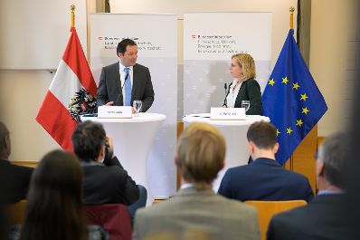 Biogene Rohstoffe: Klimaministerin Leonore Gewessler und Landwirtschaftsminister Norbert Totschnig stellten im Rahmen des ersten &bdquo;Bioeconomy Austria&ldquo;-Netzwerkempfangs bei einer Pressekonferenz den Aktionsplan Bio&ouml;konomie zur Umsetzung der Bio&ouml;konomiestrategie vor.