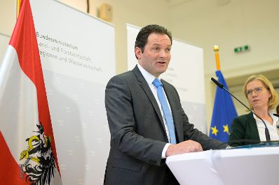 Biogene Rohstoffe: Klimaministerin Leonore Gewessler und Landwirtschaftsminister Norbert Totschnig stellten im Rahmen des ersten &bdquo;Bioeconomy Austria&ldquo;-Netzwerkempfangs bei einer Pressekonferenz den Aktionsplan Bio&ouml;konomie zur Umsetzung der Bio&ouml;konomiestrategie vor.
