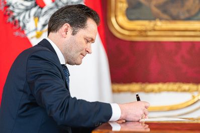 Bundesminister Norbert Totschnig wurde am 18. Mai 2022 durch Bundespr&auml;sident Alexander Van der Bellen und im Beisein von Bundeskanzler Karl Nehammer und Vizekanzler Werner Kogler angelobt.