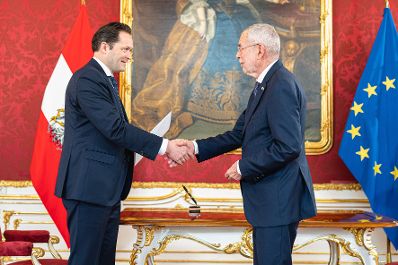 Bundesminister Norbert Totschnig wurde am 18. Mai 2022 durch Bundespr&auml;sident Alexander Van der Bellen und im Beisein von Bundeskanzler Karl Nehammer und Vizekanzler Werner Kogler angelobt.
