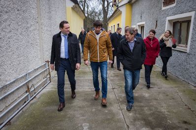 Landwirtschaftsminister Norbert Totschnig besuchte mit dem Pr&auml;sidenten der Landwirtschaftskammer Nieder&ouml;sterreich, Johannes Schmuckenschlager, Betriebe in Nieder&ouml;sterreich. Im Bild: Betriebsbesichtigung eines Schweinzuchtbetriebs