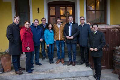 Landwirtschaftsminister Norbert Totschnig besuchte mit dem Pr&auml;sidenten der Landwirtschaftskammer Nieder&ouml;sterreich, Johannes Schmuckenschlager, Betriebe in Nieder&ouml;sterreich. Im Bild: Betriebsbesichtigung eines Schweinzuchtbetriebs