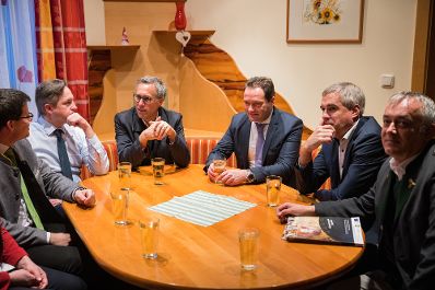 Landwirtschaftsminister Norbert Totschnig besuchte mit dem Pr&auml;sidenten der Landwirtschaftskammer Nieder&ouml;sterreich, Johannes Schmuckenschlager, Betriebe in Nieder&ouml;sterreich. Im Bild: Betriebsbesichtigung eines Schweinzuchtbetriebs